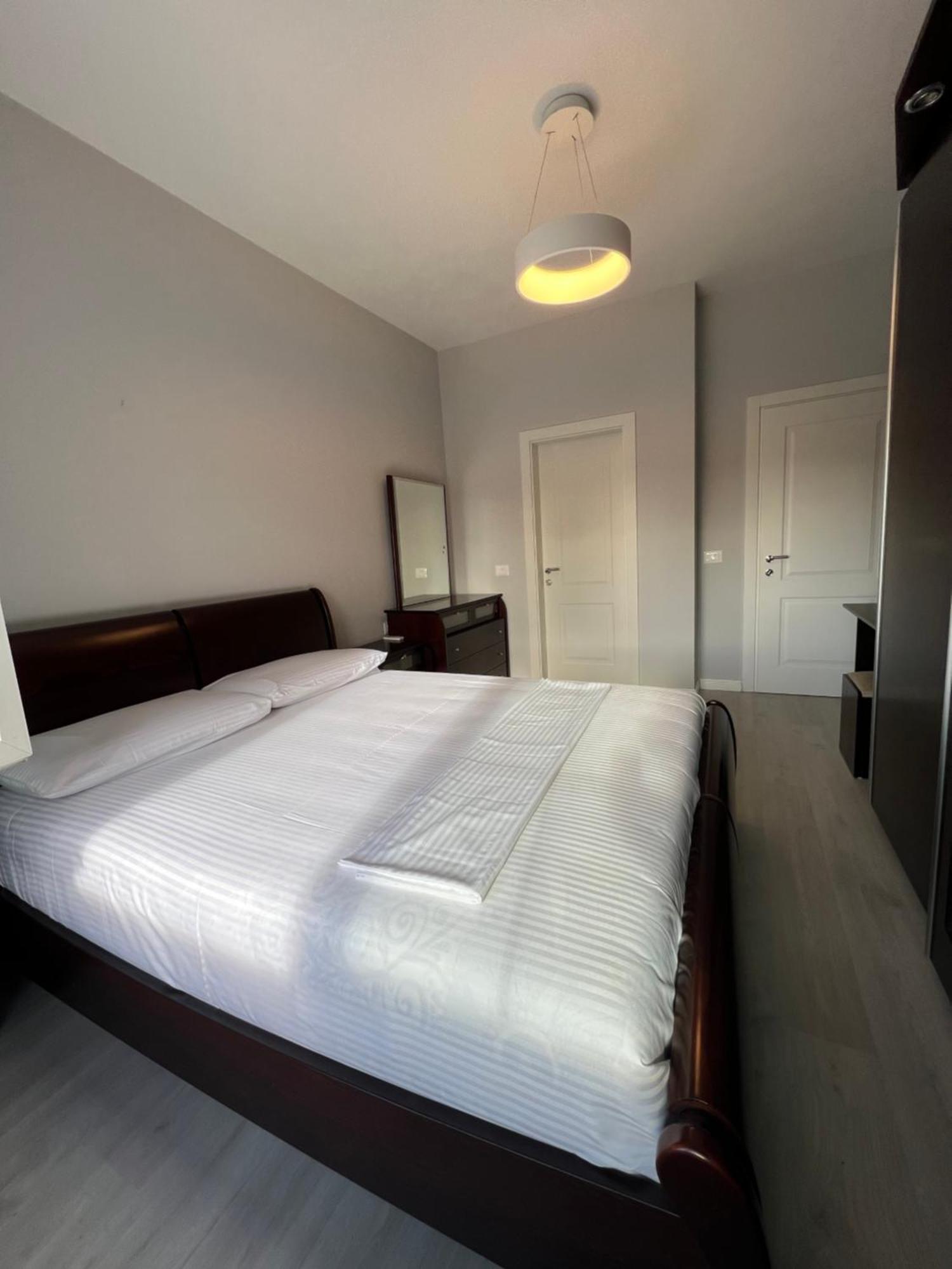 Tirana Gallery Apartment - City Center View エクステリア 写真